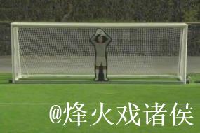 C罗挑战机器人守门员，射门频频被挡出，最后抓住漏洞进球