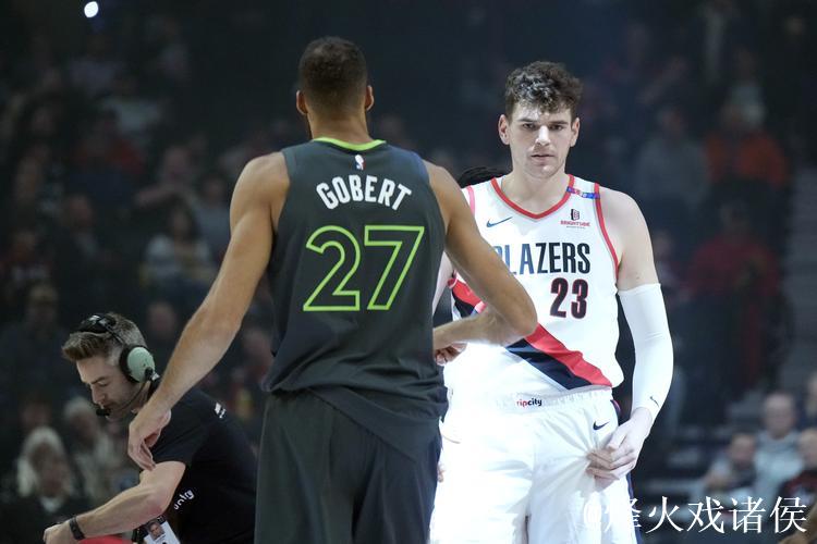 戈贝尔全场出战35分钟，13中11得到24分14板1助攻2抢断1盖帽
